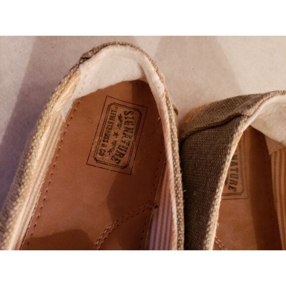 Signature Levi's Strauss canvas slip ons...size 6 - Picture 3 of 4